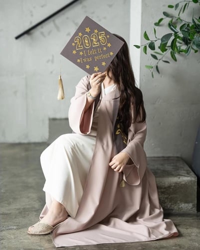 عباية تخرج بيج مع وشاح رمادي