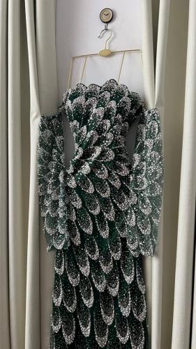 فستان سهرة زمردي فاخر بتطريز