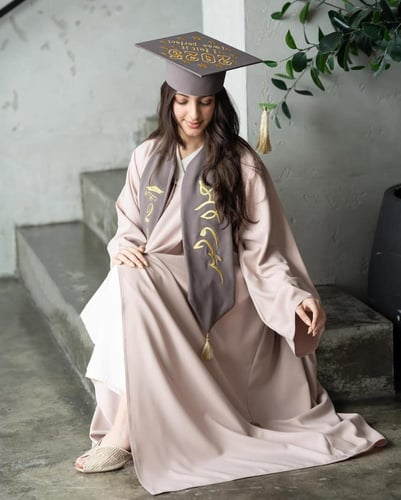 عباية تخرج بيج مع وشاح رمادي