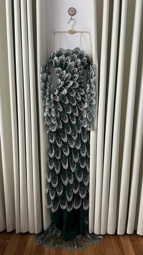 فستان سهرة زمردي فاخر بتطريز