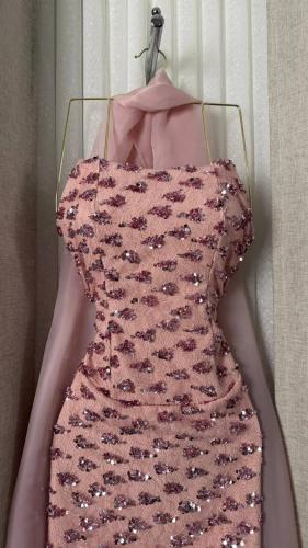 فستان سهرة وردي مطرز
