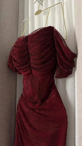 فستان سهرة عنابي شباك