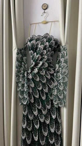 فستان سهرة زمردي فاخر بتطريز