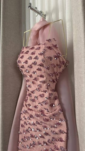 فستان سهرة وردي مطرز