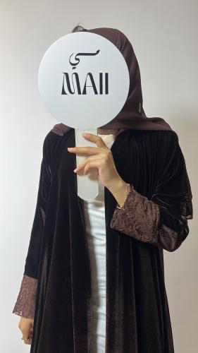 عبايه مخمل لون بني بأكمام دانتيل
