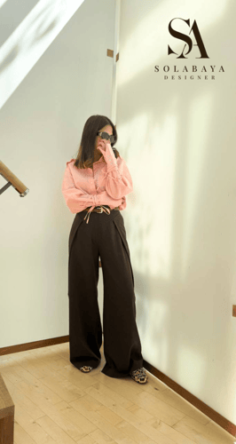 طقم نسائي أنيق مكون من قميص واسع وبنطال فضفاض