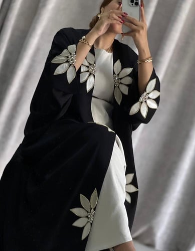 عباية العيد ورد ولؤلؤ وكرستال