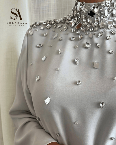 جلابية مزينة بكرستالات سوارفسكي اللامعة التي تضفي...