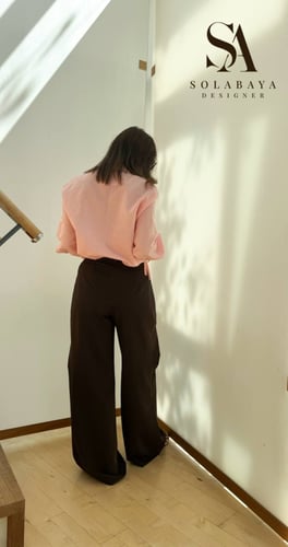 طقم نسائي أنيق مكون من قميص واسع وبنطال فضفاض