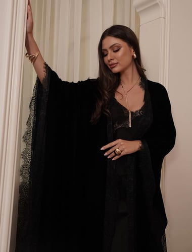 عباية الشتاء مخمل كوري ودانتيل فرنسي