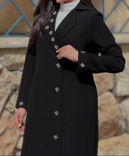 عباية بقصة بليزر مزينة بتطريز ورد أبيض