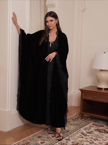 عباية الشتاء مخمل كوري ودانتيل فرنسي