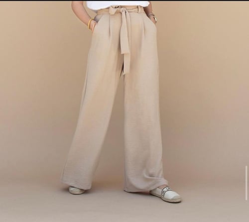 بنطال بقصة واسعة ومريحة