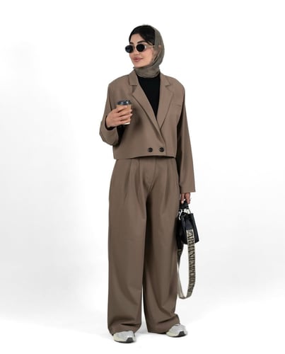 بدلة كجوال ورسمية باللون البيج الغامق