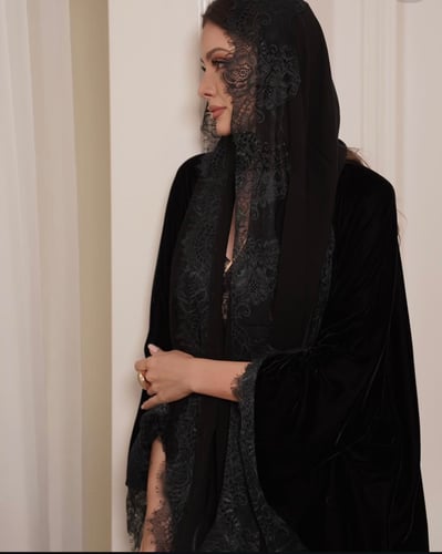 عباية الشتاء مخمل كوري ودانتيل فرنسي