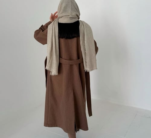 جاكيت شتوي باللون البني لون ترند لكل موسم