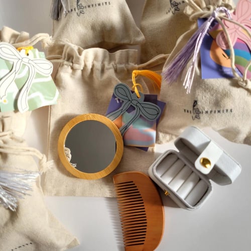 توزيعات الأناقة المتكاملة (مشط، مرآة، بوكس مجوهرات...