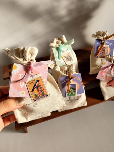 توزيعات أنيقة (مرآة، مشط)