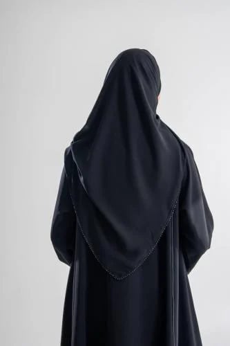 طرحه من قماش الملكي الكوري بطرف كرستال باللون الأس...