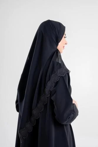 طرحه من القماش الملكي الكوري بطرف من الدانتيل الأس...