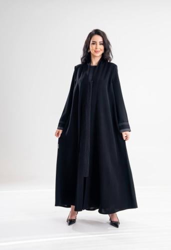 عباية كريب كوبرا بأكتاف وتطريز أسود