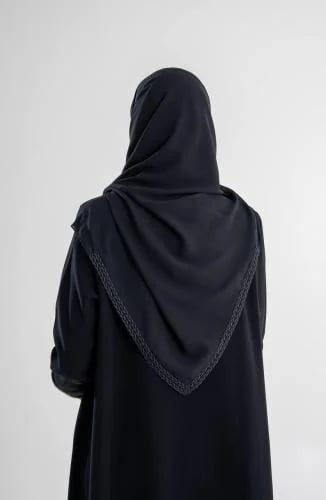 طرحه من القماش الملكي الكوري بتطريز باللون الأسود