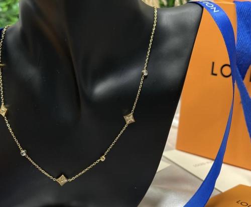 سلسال LOUIS VUITTON مع الحلق معدن ذهبي اخضر - عودي...