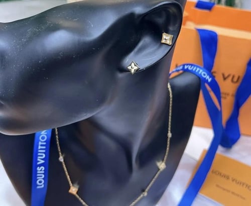 سلسال LOUIS VUITTON مع الحلق معدن ذهبي اخضر - عودي...
