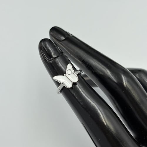 نصف طقم فراشة أبيض