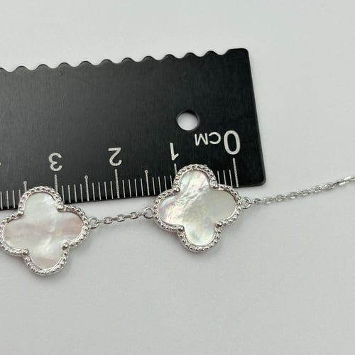 سوارة فان كليف خمس وردات صدف * أبيض *