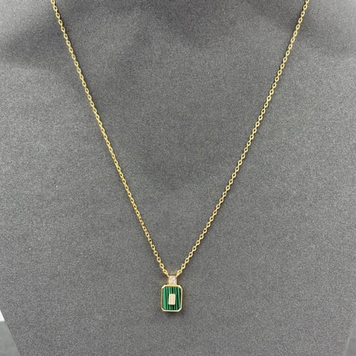 نصف طقم مزين بالصدف الأخضر