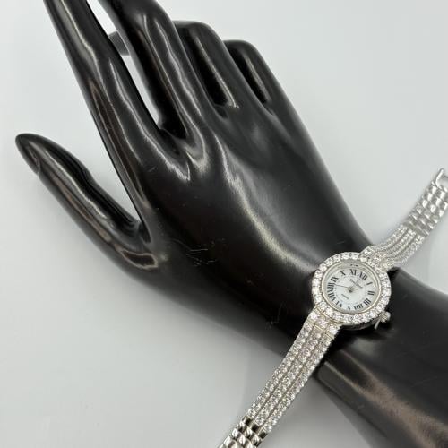 ساعة تصميم الماس