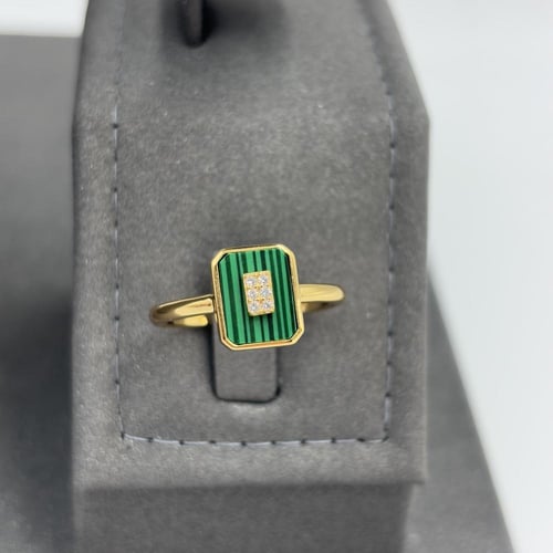 نصف طقم مزين بالصدف الأخضر