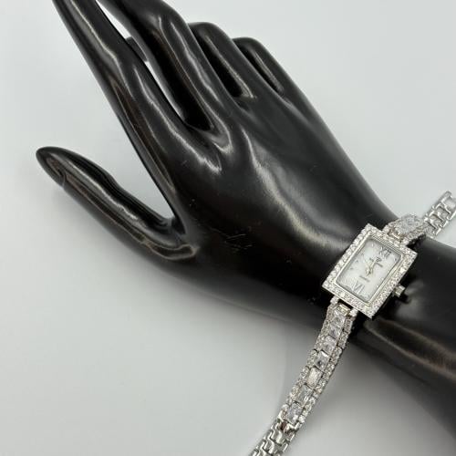 ساعة تصميم الماس