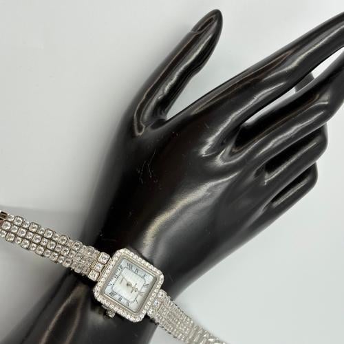 ساعة تصميم الماس