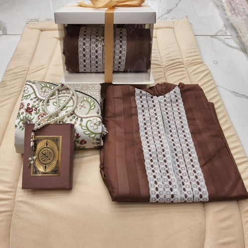 طقم صلاه رمضانية نسائية سجاد وشرشف ومصحف وسبحه ومب...