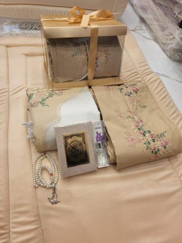 طقم صلاه رمضانية نسائية سجاد وشرشف ومصحف وسبحه ومب...