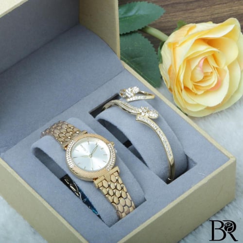 طقم ساعة نسائية لمسة من الاناقه ومميزة مع إكسسوارا...