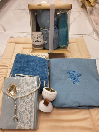 طقم صلاه رمضانية نسائية سجاد وشرشف ومصحف وسبحه ومب...