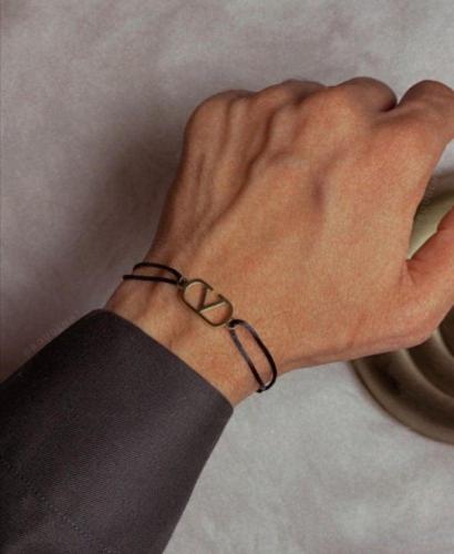 أسورة خيط بملحقات معدنية بألوان متعددة