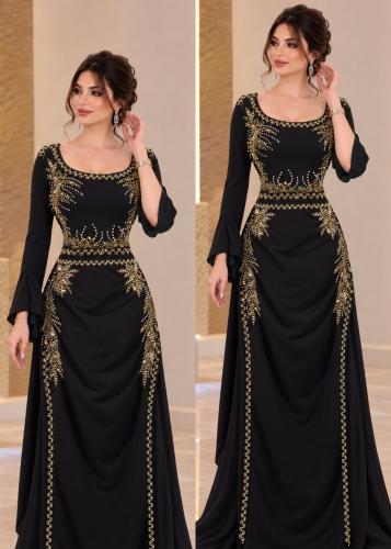فستان سهرة أسود من قماش الكريب الناعم، مزين بتطريز وخرز ذهبي فاخر.