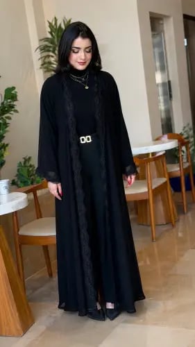 عباية دانة بالدانتيل والكريستال الأسود
