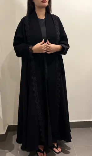 عباية دانة بالدانتيل الأسود