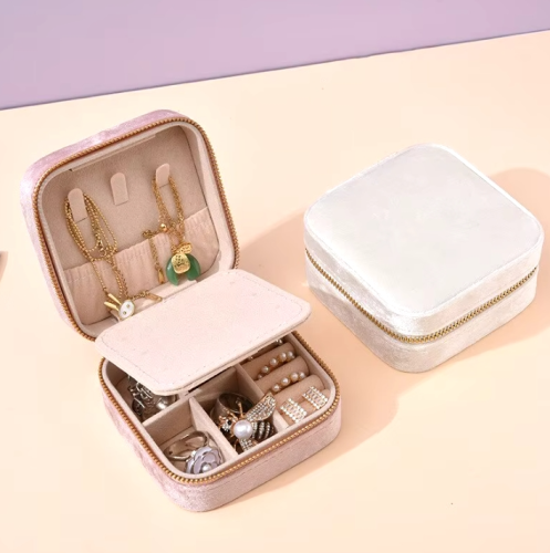 صندوق مجوهرات للنساء مخملي