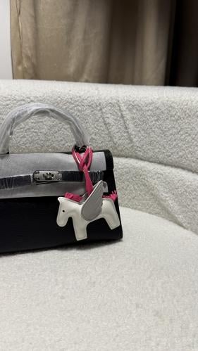 تعليقة حصان ابيض ووردي