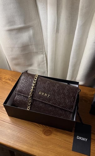شنطة DKNY بني