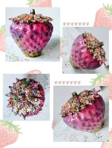 وعاء ريزن بتصميم فراولة ملونة