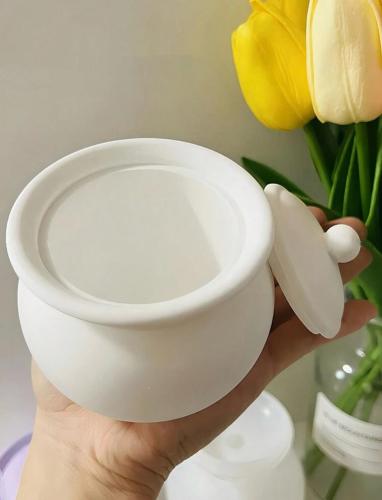 وعاء خزفي كلاسيكي بغطاء