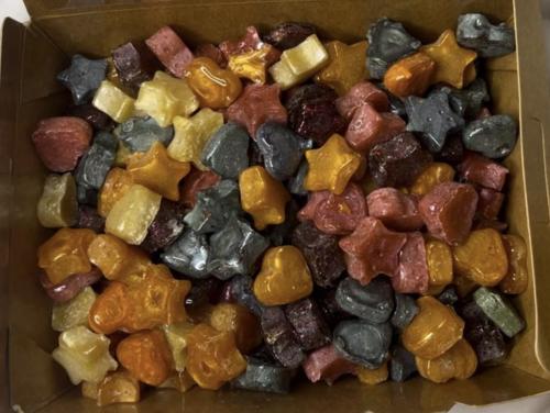 مستكة بروائح عطريه من اختيارك اقل شي ٥٠حبه حبتين