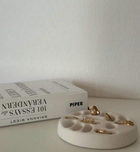 حاملة مجوهرات كونكريت دائرية